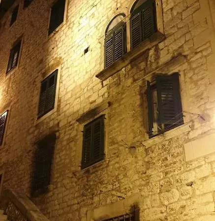 Old Theatre & 3*